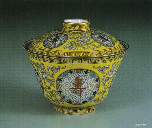 故宫收藏 粉彩万寿无疆花蝶盖碗 【清朝】 年号： 同治 碗内白地上满画粉彩梅花、蝴蝶，器、盖内外口沿及底边、圈足均画回纹一道，碗、盖外壁黄地上四圆形开光万字内各书「万」「寿」「无」「疆」，并围以如意云纹；开光间以蝙蝠、桃实、盘长等纹饰，寓意万寿无疆。盖圈足内及碗底朱红「长春同庆」四字二行楷款