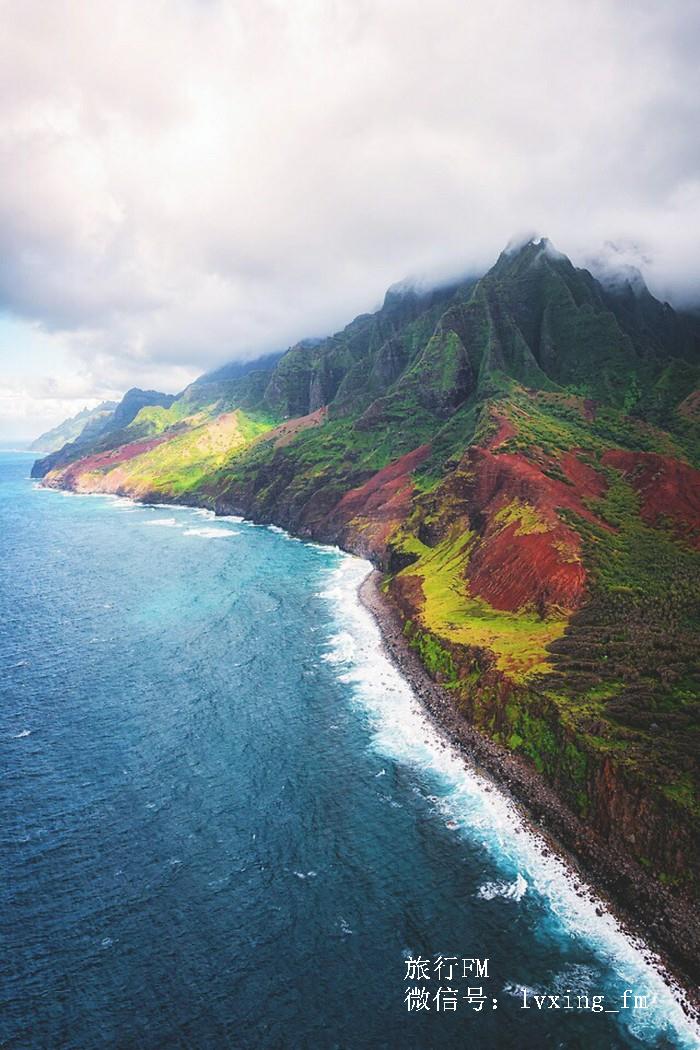 Kauai, Hawaii | Mark Gvazdinskas 可爱岛呈圆形，有“花园之岛”的别称。岛中部的山区是世界上最多雨的地方，所以这个岛更潮湿，植被也更茂盛。岛上大部分的土地被蔗糖地、山区和沙滩覆盖。由于岛上相比其他各岛游客数量略少，这里几乎没有公共交通，所以最适合是找一个舒适的度假村，好好放松一下。可爱岛第56号沿海公路，这条公路是全夏威夷最美丽的景色，整个海岸线都被许多好莱坞制片家选为拍摄场地，证明这里是影迷最向往的地方。沿?；峋奘拿览龊Ｌ?。北部海岸长年被强劲的季风吹拂，以及来自北太平洋翻腾有力的浪潮冲击。更多精彩推荐，尽在---旅行FM http://lvxing.fm/