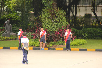 学校每个星期都会在小学部的一个班级中选一些同学来做迎宾员，历来都是女生。自从升到初中后就发现有不少是男生了，看的怪变扭的。 毕业季