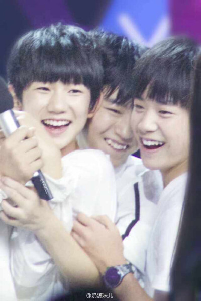 #TFBOYS# 最喜欢快本上玩游戏抱在一起的三只了