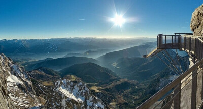 奥地利“通向空无之梯”， 作为世界自然及文化遗产，达赫斯坦冰川很是壮观，搭乘缆车爬升至998米的山顶缆车站，站在观景台上，脚下是250米的悬空，看着四周雾气弥漫的山峦全景，是不是有种漫步云中的感觉