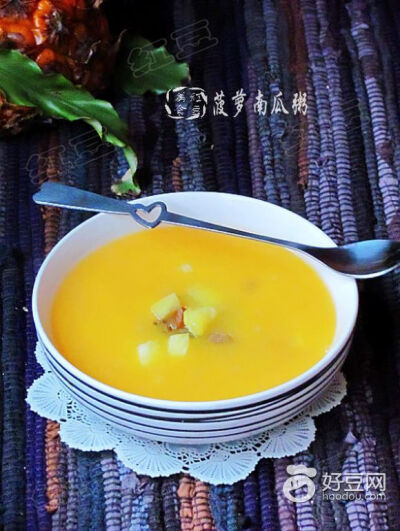 韩式南瓜粥，做法简单可味道却绝不简单，口感酸甜软糯，加入了菠萝，葡萄干和桂圆干的南瓜粥营养更加丰富。