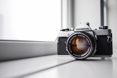 Olympus OM-1是1973年推出，1974年推出可以使用马达卷片器的OM-1 MD，1979年推出OM-1N。1979年OM-1/OM-1D停产，1987年OM-1N停产。