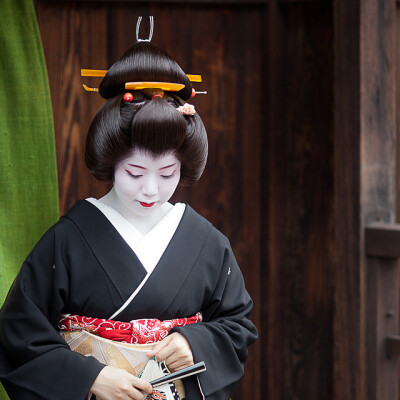 “岛田髷”，发饰少而素雅，常用簪饰三件套（前栉簪、平打簪和芳丁簪）