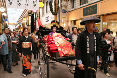 花魁从小加以精英训练，要学多门高档礼仪、艺能，包括古典书法、茶道、舞蹈、优雅乐器、和歌、围棋之类。成长过程中也极端地限制饮食种种，确保能长成一流的美女。她们不会随便接待一般街客，只会接受特定人士邀请。