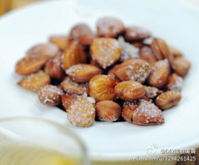 【香烤杏仁】1.生杏仁放在碗中倒入花椒水浸泡1小时；2.浸泡完毕，用漏勺控干多余水分，将花椒挑出；3.将湿的生杏仁平铺在烤盘上；4.表面均匀的撒上一层白砂糖，入烤箱中层175度左右15-20分钟烘烤完成。