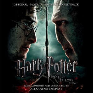 《Harry Potter and the Deathly Hallows part two》 德斯礼一家被两个巫师安全送走，随后凤凰社的成员们把哈利也偷偷送走了。虽然弗雷德，乔治，罗恩，赫敏，芙蓉，蒙顿格斯分别服用了复方汤剂（Polyjuice potion）化成了哈利样子，但是在哈利和海格（Hagrid）一同赶路的途中还是被认了出来，因为哈利看见斯坦·桑帕克，于是用解除武器咒语，避免伤害他。伏地魔和食死徒半途攻击哈利，然而哈利的魔杖自己射出了金色火花毁损了伏地魔向卢修斯借来的魔杖。可惜哈利的猫头鹰海德薇（Hedwig）被杀了。哈利一路艰险终于在韦斯莱（The Burrow）家跟凤凰社会合了