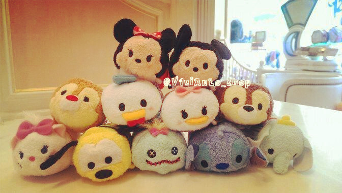 紅遍Apps Store的LINE「#Disney# Tsum Tsum」終於在#香港迪士尼樂園# 正式發售,大家毋需飛往#日本東京迪士尼# 買唷[噢耶]#MICKEY MOUSE&amp;amp;Friends# 大版備有8個驚喜選擇[好爱哦]包括:米奇#Mickey# ,米妮Minnie,唐老鴨Donald Duck,黛絲Daisy Duck,花慄鼠大鼻&amp;amp;鋼牙Chip and Dale[心][心],#史迪仔STITCH#