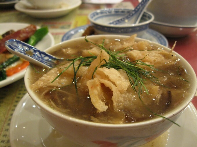 HK 蛇王芬饭店 香港的历史散落在每一条街每一个转角，在很多小店可以找到它们昔日历史的风貌，就如蛇王芬，这是一间有七十多年历史的老店，据悉代代相传已经到了第四代。 地址：中環閣麟街30號地下