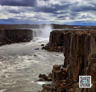  黛提瀑布(Dettifoss)是冰岛共和国东北方、Jokulsargljufur国家公园米湖(Myvatn)湖区附近的瀑布，源流是瓦特纳冰原，坐落于菲约德勒姆冰河，并流入峡谷中。黛提瀑布宽度约100米，高度有44米，被认为是欧洲最高、最汹…