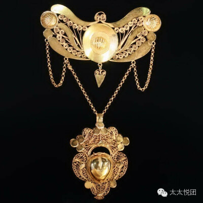 几乎每一件古董珠宝（Antique Jewelry）都能追溯到一段历史时期，可以通过它感受当时的繁盛与衰败，甚至可以知道它曾经在哪些人家辗转过。收藏一件古董珠宝就拥有了一段时光，一个故事以及很多人的能量与回忆。所以…