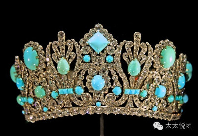 Empire Jewelry皇室珠宝 帝国风格出现在1800年的法国。当拿破仑最终成为法国皇帝，他在1804年恢复珠宝和时装作为一个华丽的新宫廷和夸张华丽的风气逐步形成。 珠宝首饰套件式组合为当时皇室所喜爱的风格形式，如钻石…