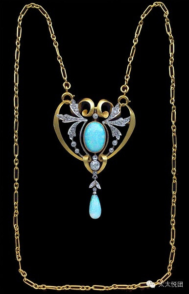 Victorian Jewelry维多利亚珠宝（本人最爱的古董珠宝时期） 维多利亚女王（Alexandrina Victoria），是英国至今为止在位时间最长的君主，也是第一個以“大不列颠和爱尔兰联合王国女王”和“印度女皇”称呼的英国君主。她在位的64年期间，是英国最强盛的所谓“日不落帝国”时期，她在位期期间直到她去世后，到第一次世界大战的1914年，英国都称为“维多利亚时代”。 维多利亚时期的早期(Early Victorian 1837-1860)也称为浪漫主义时期。新皇后年轻，朝气蓬勃，充滿生机和疯狂地爱上了她的配偶阿尔贝亲王。因此维多利亚女皇崇拜大量珠宝和经常穿戴著。舞会、晚宴等的社交