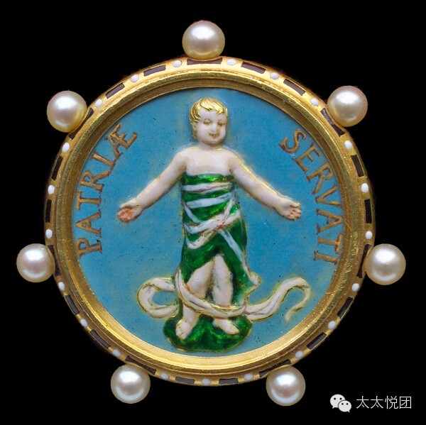 复古时期珠宝Retro Jewelry 1939年，第二次世界大战的爆发终结了装饰艺术年代，1940年代宝石供应缺乏，铂金也成战争所需物资，本时期和战后几年在物资匱乏的情形下仍以钻石和黃金为主，称为“复古”时期珠宝。复古时期削圆了装饰艺术时期的尖锐角度，也柔和了其大胆的用色，其特色是经雕造的曲线并朴实的镶上小钻石和小的红、蓝宝石，1940年代末期的珠宝则反映出战后物资稍充裕，有色宝石较多，设计也较女性。