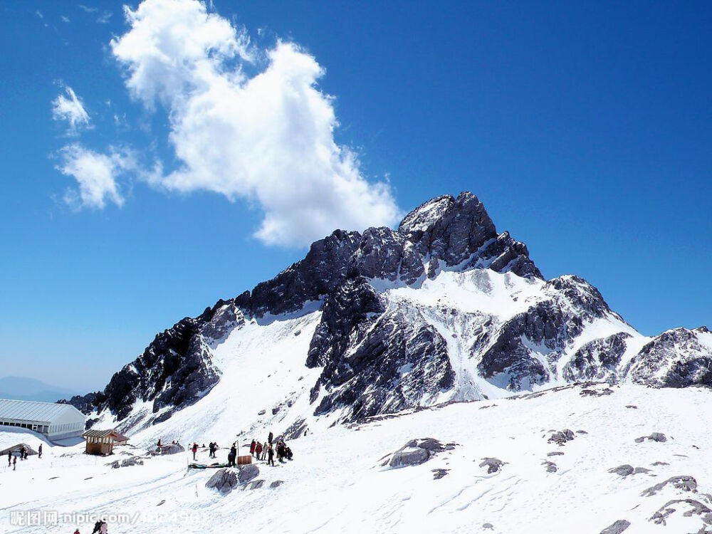  【玉龙雪山@云南省丽江市玉龙纳西族自治县】中国最南的雪山，也是横断山脉的沙鲁里山南段的名山，北半球最南的大雪山。南北长35公里，东西宽13公里，面积525平方公里，高山雪域风景位于海拔4000米以上， 以险、奇、美、秀著称于世，云下岗峦碧翠；有时霞光辉映，雪峰如披红纱，娇艳无比。山上山脚温差大，地被迥异，生意索然到生机勃勃，判若两个世界。