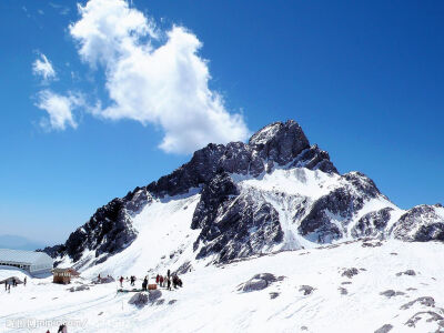  【玉龙雪山@云南省丽江市玉龙纳西族自治县】中国最南的雪山，也是横断山脉的沙鲁里山南段的名山，北半球最南的大雪山。南北长35公里，东西宽13公里，面积525平方公里，高山雪域风景位于海拔4000米以上， 以险、奇、…