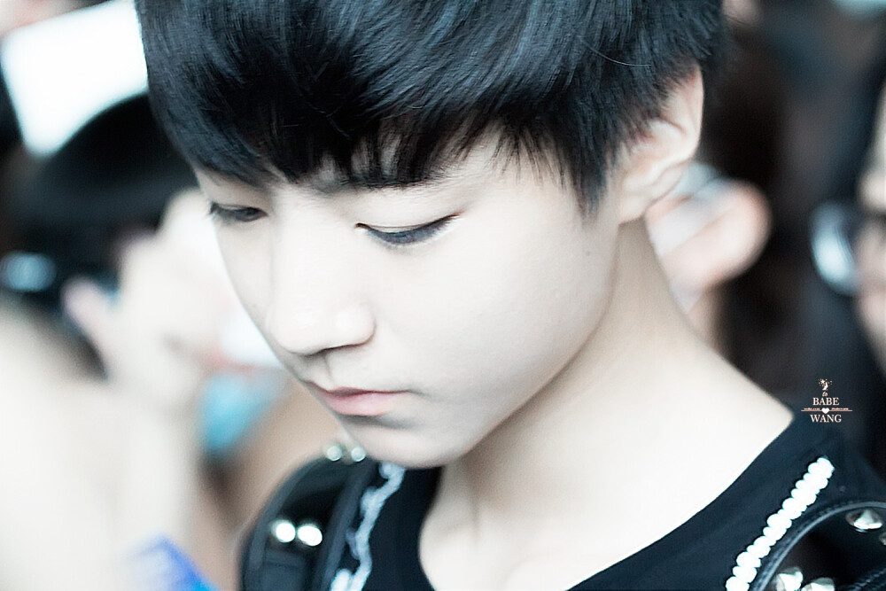 #王俊凯# #tfboys王俊凯# [140620 重庆飞北京] 在无声之中你拉起了我的手 我怎么感觉整个黑夜在震动 耳朵里我听到了心跳的节奏 星星在闪烁 你会怎么说[心]---------by@2babeWang