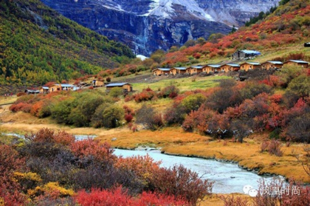  稻城位于四川省西南边缘，地处青藏高原东南部横断山脉东侧，属康巴藏区甘孜藏族自治州。稻城的地理、地貌都较特殊。它北高南低，西高东低，群山起伏，逶迤苍莽。山脊河谷相间，形成既有终年积雪的高海拔山岭，又有幽深诡秘的低海拔河谷，还有宽阔的草场，潺潺的溪流，景色变幻多姿、十分迷人。境内河水清澈秀丽，群鱼穿梭。河畔草场广袤，溪流交错，森林一望无际。