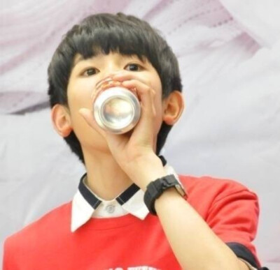 TFBOYS 王源 喝水都这么萌啊！