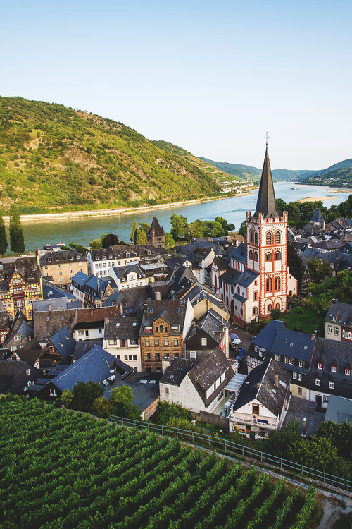 Bacharach is a town in the Mainz-Bingen district in Rheinland-Pfalz, Southwestern Germany. The original name Baccaracus points to Celtic beginnings. Above the town looms Burg Stahleck, a castle that is nowadays a youth hostel. Bacharach had its first documentary mention in the 11th century.