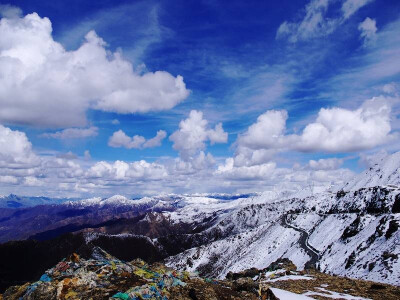 在山顶，四周雪峰皆在脚下。