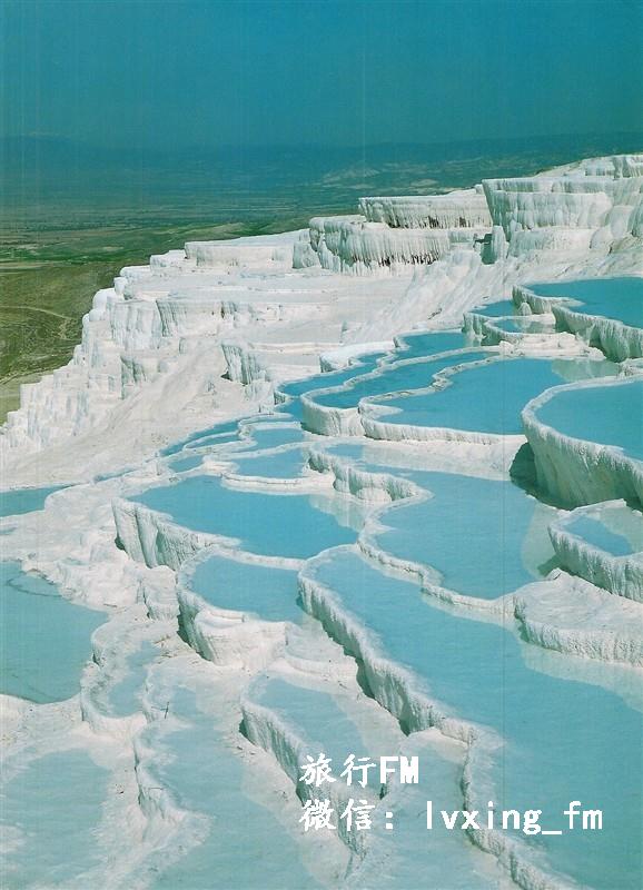  棉花堡(Pamukkale)位于土耳其Denizli市的西南部，是远近闻名的温泉度假胜地，此地不仅有上千年的天然温泉，更有这种古怪的好似棉花一样的山丘。大自然的鬼斧神功制造出了如此美妙的仙境。土耳其文Pamuk表示棉花，Kale表示城堡，所以Pamukkale就叫棉花堡。更多精彩推荐，尽在---旅行FM http://t.cn/8sUgpiX