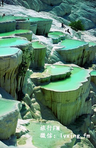  棉花堡(Pamukkale)位于土耳其Denizli市的西南部，是远近闻名的温泉度假胜地，此地不仅有上千年的天然温泉，更有这种古怪的好似棉花一样的山丘。大自然的鬼斧神功制造出了如此美妙的仙境。土耳其文Pamuk表示棉花，Kale表示城堡，所以Pamukkale就叫棉花堡。更多精彩推荐，尽在---旅行FM http://t.cn/8sUgpiX