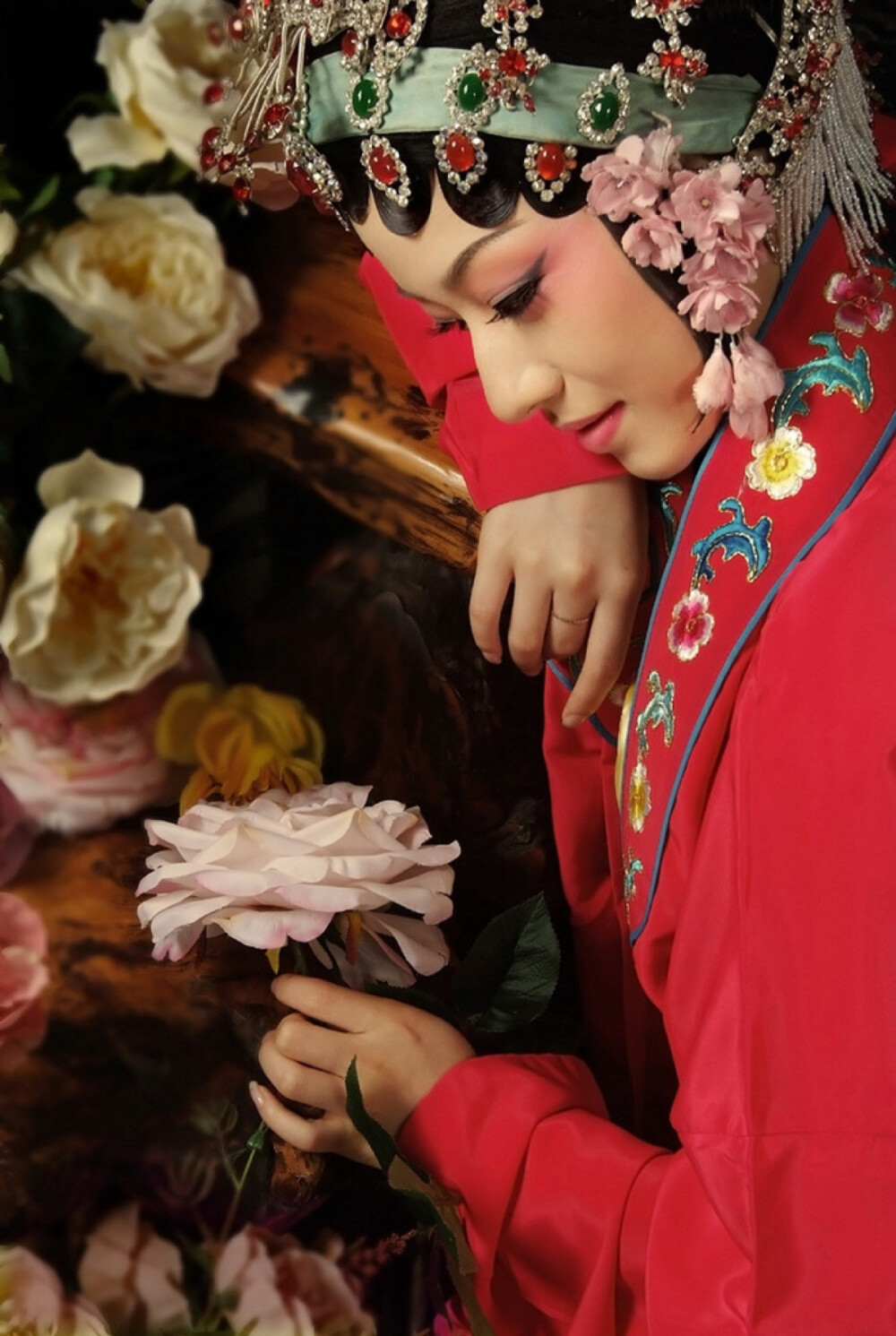 每一场戏.我都是流泪的自己.拿起彩笔.将岁月留下的伤痕抹去.