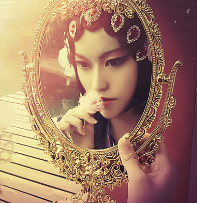 曲终、人散、离场。卸下了浓妆换上了素颜.换回自己的便衣.我又暗暗来到戏台.我一步步踏上空荡荡的戏台子上.果然是人去台空，剩下的冷冷的风.无尽的孤寂.终于也明白.要把自己放在怎样的一个位置上.正因为这份自知才不…