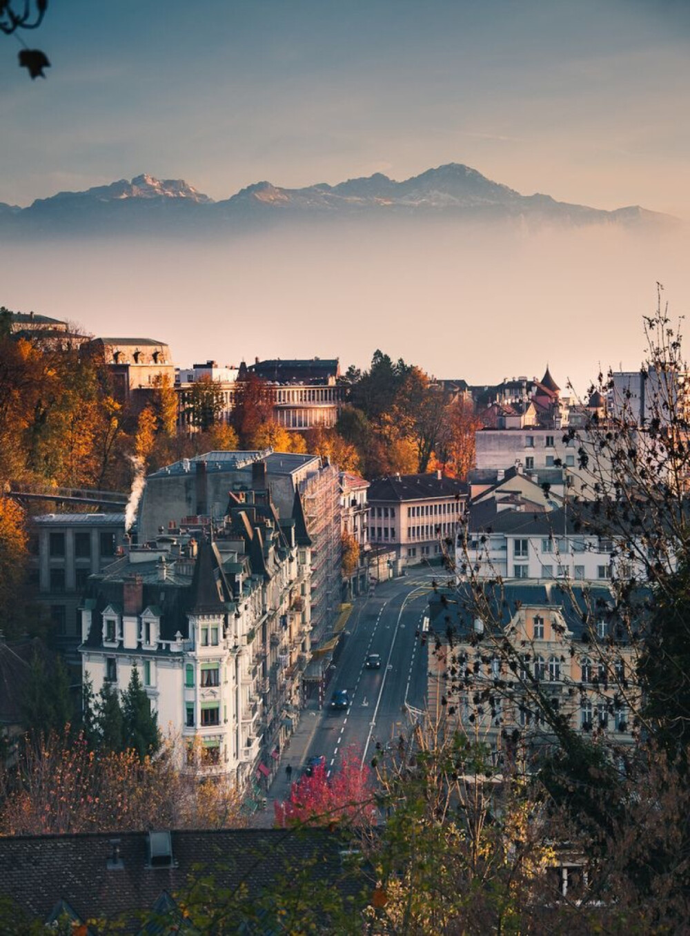 瑞士洛桑（Lausanne） 老城很漂亮、沿湖的岸边很惬义。而且这座城市也是依山（可惜是小丘陵）傍水（雷蒙湖Lac Léman，也叫日内瓦湖）。能去参观的地方除了老城，还有山顶大教堂旁的历史博物馆，里面有座很大的17世纪洛桑模型，配上生动的讲解和灯光，相当有意思。还有湖边的奥林匹克博物馆，去一次心潮澎湃一次。