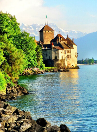 瑞士蒙特勒（Montreux）的石墉城堡（Château de Chillon）是有着相当历史的一座古堡，而且因为此城堡中有13世纪所建造的监狱，在此监狱中最多时候曾关押过200多名犯人，其中最为著名的是日内瓦圣维克多修道院长博尼…