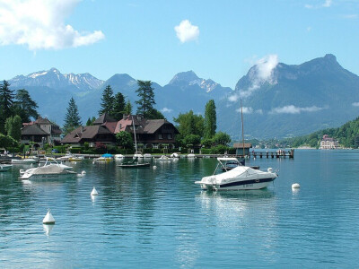 安纳西湖，法国Lake Annecy 安纳西湖几乎满足了游客对湖泊度假村所有幻想-田园诗般的山区景色，清新的高山空气，冰蓝色的湖水还有数不清的漂亮小镇和村庄等着游客去探索。这也是一个不错的大本营，从这里出发可以让…