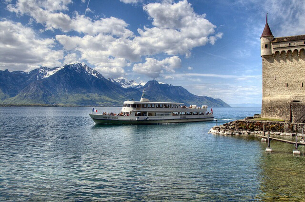 日内瓦湖，法国瑞士交界处Lake Geneva 距离安纳西湖不远处就是内瓦湖，它是欧洲最著名湖泊之一。内瓦湖也是横跨法国和瑞士面积最大的湖泊之一。该湖位于美丽的阿尔卑斯山脚下，这个冰川湖以其冰蓝色的湖水，月牙形状以及很多迷人的村庄、城堡而闻名。中世纪伊瓦尔是法国最美丽村庄协会的一员，站在童话广场的城堡上可以俯瞰整个湖泊。