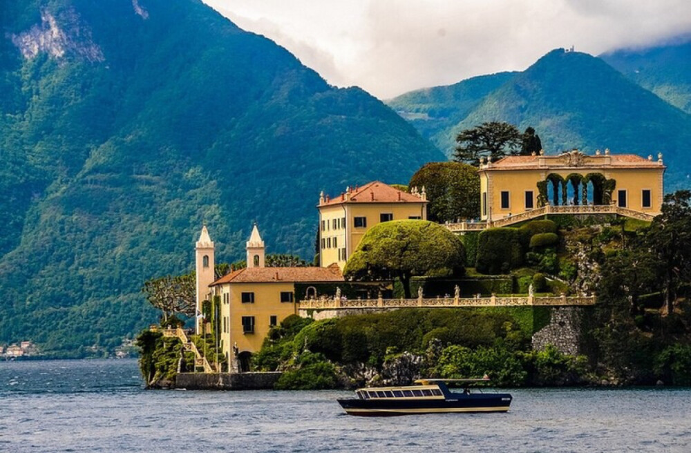 科莫湖，意大利Lake Como 说到一些意大利北部的湖泊，科莫湖可以说是这些湖泊里面最漂亮的了。优雅至极的度假圣地（乔治克鲁尼最喜爱的欧洲聚会地）坐落于阿尔卑斯山脉，岸边散落着美丽的村庄。体验一下世界著名的百乐宫，一个非常有吸引力的传统城镇和度假中心的枢纽。