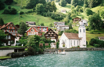 卢塞恩湖，瑞士Lake lucerne 卢塞恩湖位于瑞士中部，四周环绕这美丽的山峦以及阿尔卑斯山小镇。卢塞恩湖让人联想到挪威的峡湾，但是这里的气候更加温和。而且还可以游览卢塞恩这个城市（位于湖岸边）。历史悠久的建…