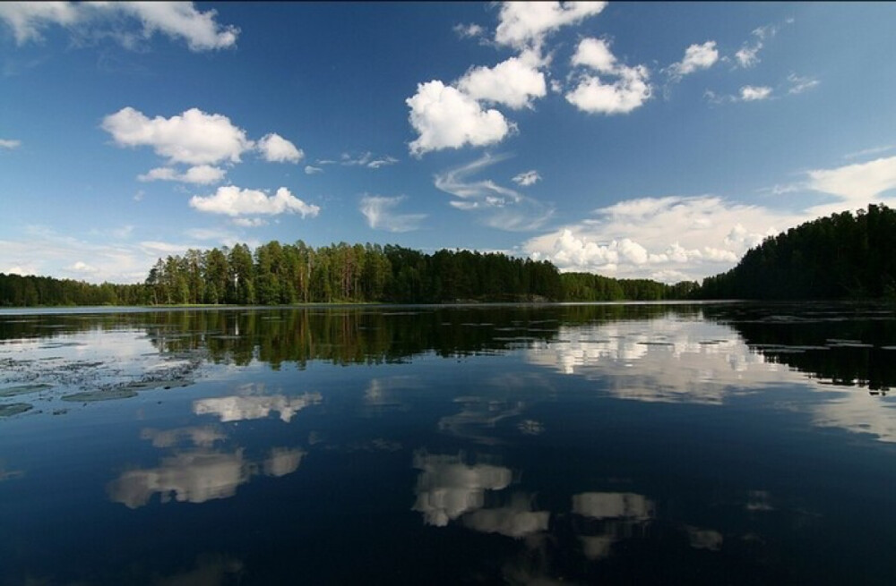 赛马湖，芬兰Lake Saimaa 塞马湖面积巨大，湖面面积约4400平方千米，是欧洲第四大湖泊。也是其中最美丽的湖泊之一。同时也是芬兰风景最优美的景点之一。14000个形状各异的小岛点缀在湖面上，占据了大部分水域，使其看起来像一个水迷宫。斯堪的纳维亚人常常保持旺盛的生命力，他们从自行车、皮划艇等运动中获取源源不断的活力，以及在夏季徒步旅行穿越国境，冬季钟情于滑雪运动。