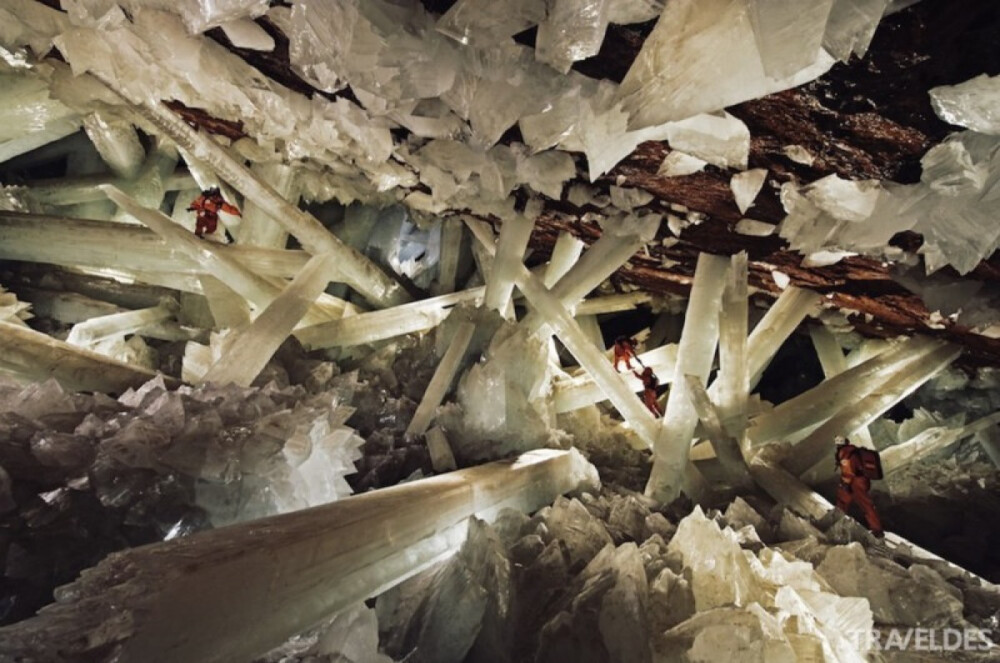 水晶洞，墨西哥（Cave of the Crystals, Mexico） 墨西哥巨型水晶洞穴埋藏在奇瓦瓦沙漠奈加山脉下980英尺的地方，迄今为止发现地球上最大型的水晶均埋藏于此。这里的水晶由于长期淹没在富含矿物质的水中，故生长得特别快。试想想，整个洞穴壁上插满巨大的剑状水晶，场面何其壮观！