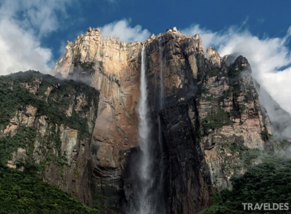 天使瀑布，委内瑞拉（Angel Falls, Venezuela） 电影《飞屋环游记》（Up）中的天堂瀑布是真实存在的哦！这就是委内瑞拉境内的天使瀑布， 是世界上落差最大的瀑布呢。据悉，美国探险家Jimmy Angel是史上第一个飞跃该瀑布的人，天使瀑布正是以他的名字命名。 1960年Jimmy Angel逝世后，他的儿子遵照父亲的遗愿，将其骨灰撒在了此瀑布中。