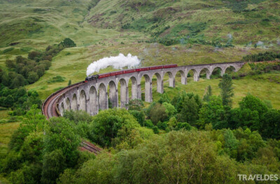 格伦菲南高架桥，苏格兰（Glenfinnan Viaduct, Scotland） 位于苏格兰高地西部的格伦菲南高架桥建于1898年，由21个拱组成。相信《哈利波特》迷一定对它颇有印象，电影中几位主角飞车前往霍格沃兹魔法学校的一幕就是…