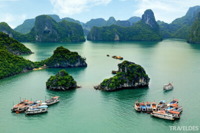 下龙湾，越南（Hạ Long Bay, Vietnam） 下龙湾位于北部湾西部，是越南河内的著名旅游胜地。下龙湾因其美丽的景观以及独特的地貌被联合国教科文组织评选为世界文化遗产。