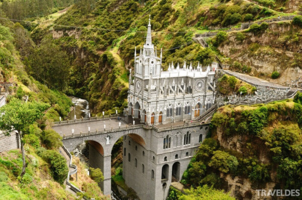 拉斯拉哈斯教堂，哥伦比亚（Las Lajas Sanctuary, Colombia） 拉哈斯大教堂建于1916年至1949年之间，坐落在位于哥伦比亚境内传说中圣母玛利亚出生的地方。教堂建造在深谷之间，教堂连桥，依山而建，充满美丽的传说以及神秘的色彩。