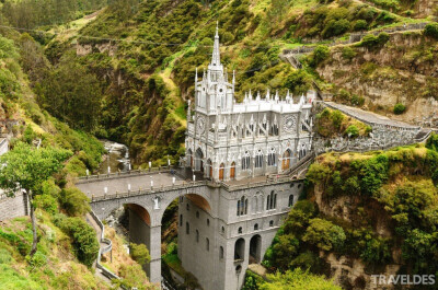 拉斯拉哈斯教堂，哥伦比亚（Las Lajas Sanctuary, Colombia） 拉哈斯大教堂建于1916年至1949年之间，坐落在位于哥伦比亚境内传说中圣母玛利亚出生的地方。教堂建造在深谷之间，教堂连桥，依山而建，充满美丽的传说…