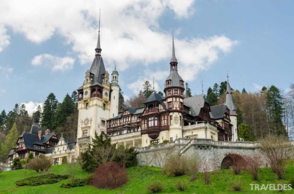 佩莱斯城堡，罗马尼亚（Peleș Castle, Romania） 这座文艺复兴时期的城堡于1873至1914年修建，位于罗马尼亚喀尔巴阡山脉中。佩莱斯城堡由国王查尔斯一世兴建，城堡外景色宜人，与城堡内高贵典雅的皇室奢华风格形成了强烈的对比。