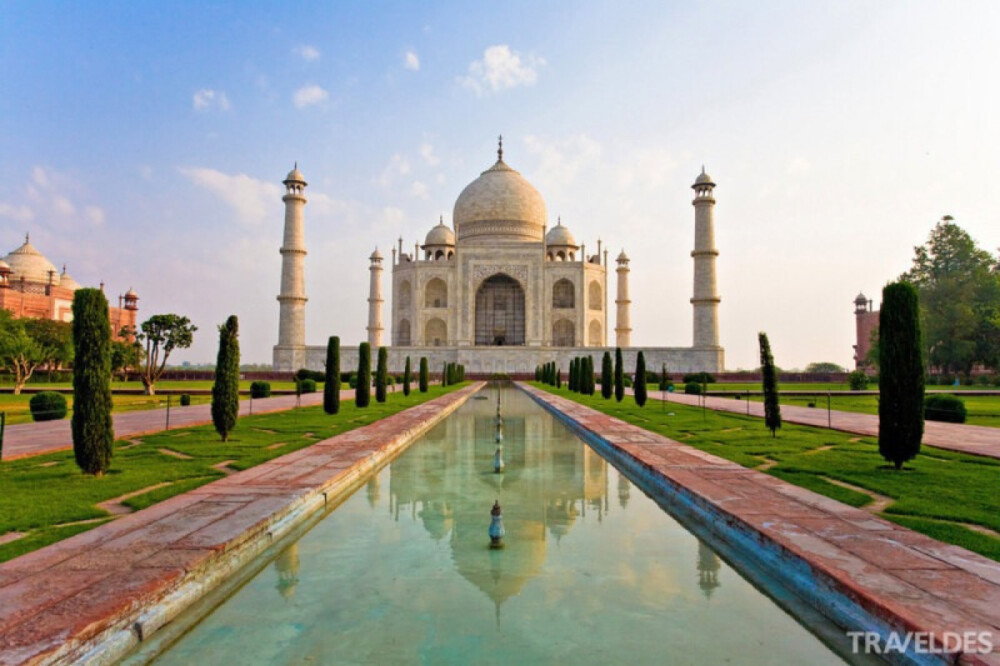 泰姬陵，印度（Taj Mahal, India） 泰姬陵是印度最为知名的古迹之一，全部用纯白色大理石建筑，用玻璃、玛瑙镶嵌，极具艺术价值。泰姬陵是莫卧儿帝国皇帝沙•贾汗（Shah Jahan）为纪念爱妃于1632至1653年兴建的。泰戈尔曾把泰姬陵比喻为“永恒脸颊上的一滴眼泪”，迪士尼电影《阿拉丁》中的城堡也是以它为原型创作的。