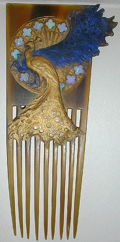 以梳簪发，青丝成雪。