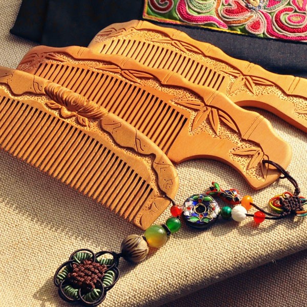 以梳簪发，青丝成雪。