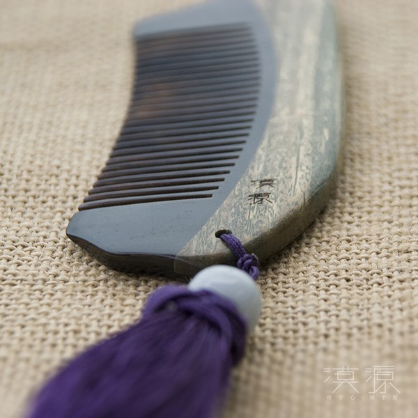 以梳簪发，青丝成雪。