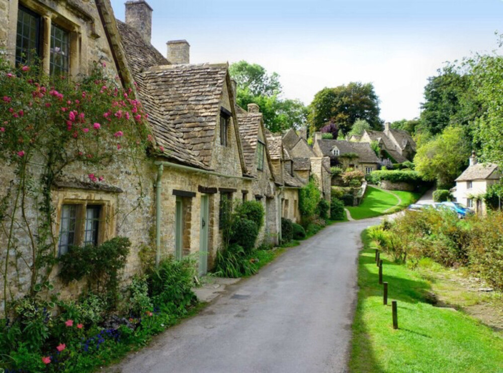 英国拜伯里Bibury 科茨沃尔德丘陵区被誉为英国西南部拥有最棒自然景色的地区，而其中最迷人的小村就是拜伯里。在拜伯里，青翠的草地环绕着古老的斜屋顶石头小屋;贯穿村庄的科恩河里充满了鳟鱼。但是最美的区域却是阿灵顿排屋，这是一排建于17世纪的墨黑色小屋，最初是附近阿灵顿磨坊编织者的住所。