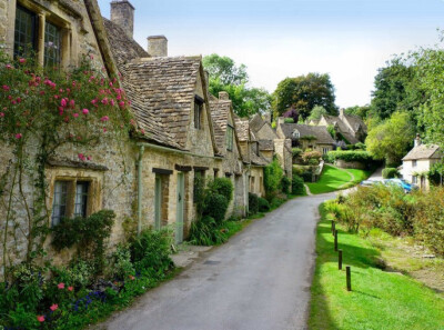 英国拜伯里Bibury 科茨沃尔德丘陵区被誉为英国西南部拥有最棒自然景色的地区，而其中最迷人的小村就是拜伯里。在拜伯里，青翠的草地环绕着古老的斜屋顶石头小屋;贯穿村庄的科恩河里充满了鳟鱼。但是最美的区域却是阿…