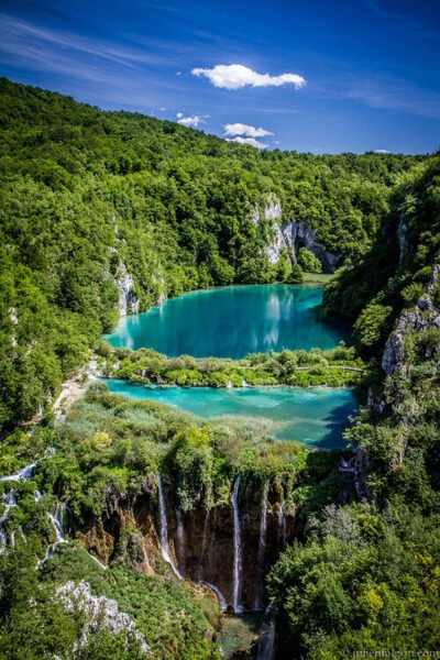 克罗地亚十六湖国家公园 绝大多数去克罗地亚的游客都仅限于游览达尔马提亚海岸，但是只要沿波斯尼亚边界再往内陆深入一点点，你就会为这小小的冒险得到欧洲最壮丽的自然水观仙境的奖励。 参差错落的16个湖泊通过瀑布…